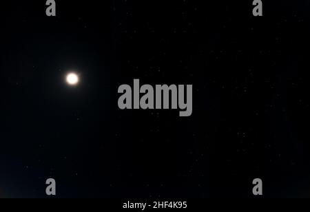 Mond und Sterne am dunkelschwarzen Himmel Stockfoto