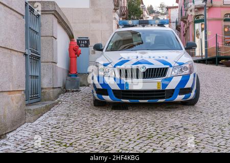 Castelo Branco, Portugal - Januar 13 2022: Polizeiauto parkte illegal einen Hydranten auf einer Straße in Castelo Branco Portugal Stockfoto