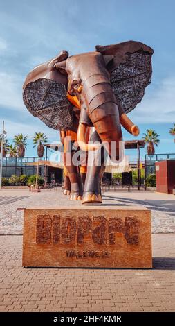 VALENCIA, SPANIEN - 27. OKTOBER 2021. Bioparc Valencia Eingang mit einer großen Statue eines Elefanten. Der Bioparc ist ein Zoo der neuen Generation in der Stadt V Stockfoto