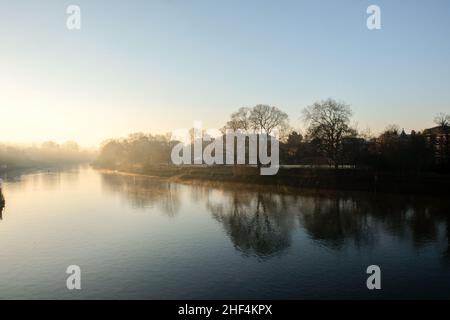 Richmond upon Thames, London, Großbritannien. 14th. Januar 2022. UK Wetter: Neblig kalter Morgen in Richmond upon Thames. Kredit: Matthew Chattle/Alamy Live Nachrichten Stockfoto