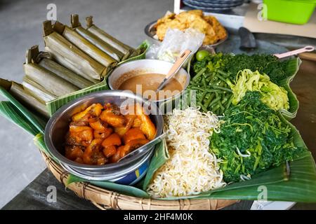 Gemüsepecel ist ein traditionelles Essen, vor allem in Ost-Java. Mit einer Vielzahl von Gemüse und Erdnusssauce ist dieses Gericht sehr gesund und geeignet Stockfoto