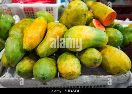 Reife Papayas werden auf dem Markt verkauft. Diese Papaya-Frucht enthält viele Vitamine und kann Darmbewegungen auslösen, da sie viel Ballaststoffe enthält. Stockfoto