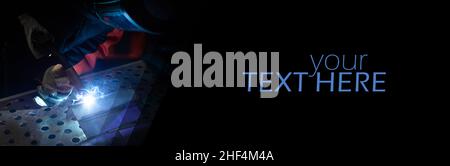 Schweißen von StahlI und Funken. Der Mensch arbeitet in der Werkstatt. Er hält die Schweißmaschine in der Hand und schweißt die Metallstruktur. Platz zum Kopieren - Webbanner. Stockfoto