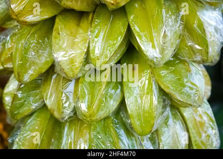 Karambola, auch bekannt als Sternfrucht, ist die Frucht der Averrhoa carambola, einer Baumart, die im tropischen Südostasien beheimatet ist. Stockfoto