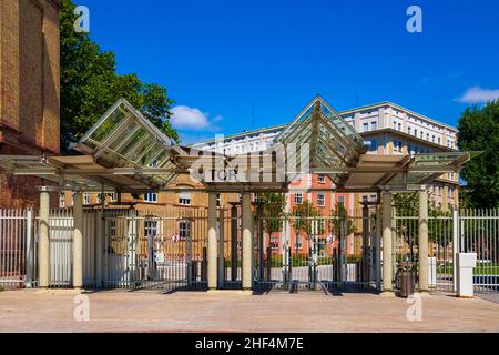 Nahaufnahme des Tor 1, eines der Eingangstore am Hauptsitz des weltweit größten Chemieproduzenten BASF in Ludwigshafen am Rhein, Deutschland. Stockfoto