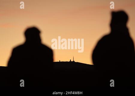 Wernigerode, Deutschland. 13th Januar 2022. Die Abendsonne taucht den Horizont des Harzes in ein warmes Licht. Eine Besucherschlossterrasse mit Blick auf den Brocken. In den Höhenlagen des Harzes bleibt das Wetter frostig. In den mittleren Höhen bleibt es mild. Quelle: Matthias Bein/dpa-Zentralbild/ZB/dpa/Alamy Live News Stockfoto