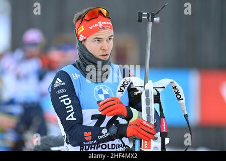 Philipp HORN (GER), auf dem Schießstand, Schießen, Aktion, Einzelbild, getrimmtes Einzelmotiv, Halbe Figur, halbe Figur. IBU Biathlon World Cup 10 km Männer Sprint am 13th. Januar 2022 in Ruhpolding, Saison 2021/22. Stockfoto
