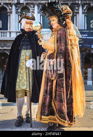 Mann und Frau in Rokoko historischen venezianischen Kostümen, Pose bei Karneval in Venedig, Carnevale di Venezia, Italien Stockfoto