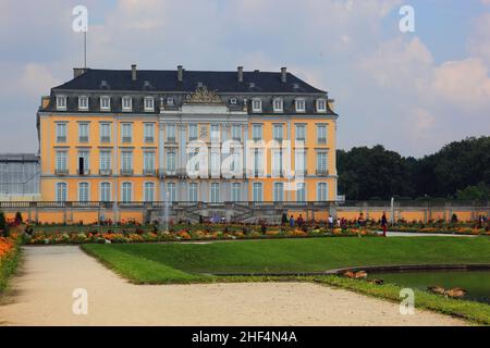 Schloß Augustusburg, Südseite, bei Brühl, Rhein-Erft-Kreis, Nordrhein-Westfalen, Deutschland / Schloss Augustusburg bei Brühl, Rhein-Erft-Kreis, Stockfoto