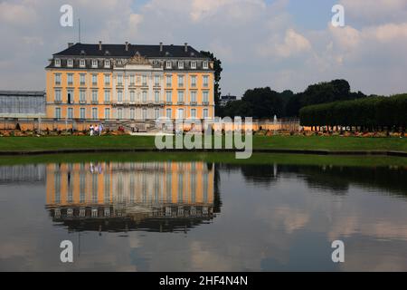 Schloß Augustusburg, Südseite, bei Brühl, Rhein-Erft-Kreis, Nordrhein-Westfalen, Deutschland / Schloss Augustusburg bei Brühl, Rhein-Erft-Kreis, Stockfoto