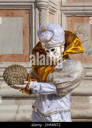 Eine Wahrsagerin und Harlekin oder arlecchino in Kostüme und Maske Venedig Karneval, Carnivale di Venezia, Italien Stockfoto