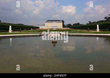 Schloß Augustusburg, Südseite, bei Brühl, Rhein-Erft-Kreis, Nordrhein-Westfalen, Deutschland / Schloss Augustusburg bei Brühl, Rhein-Erft-Kreis, Stockfoto