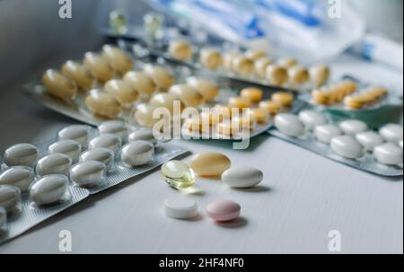 Viele verschiedene Tabletten, einschließlich Blasen und Platten Stockfoto