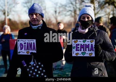 Unterstützer warten vor dem HMP Bronzefield in Surrey auf die Freilassung der Ökologin Emma Smart und der pensionierten Hausärztin Dr. Diana Warner, wo Emma während ihrer Inhaftierung einen 26-tägigen Hungerstreik unternahm. Frau Smart wurde im November zusammen mit anderen Mitgliedern des britischen Isolats zu vier Monaten Haft verurteilt, weil sie während der morgendlichen Hauptverkehrszeit am 8. Oktober 2021 eine Anordnung des Obersten Gerichtshofs gebrochen hatte, indem sie an einer Blockade an der Kreuzung 25 der Autobahn M25 teilgenommen hatte. Bilddatum: Freitag, 14. Januar 2022. Stockfoto