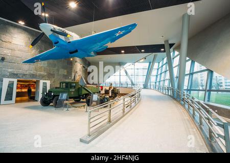 Sowjetische russische Jakowlew Jak-9 Kampfflugzeug, sowjetische Armee Feldküche und ZIS-5 sowjetischen LKW im weißrussischen Museum des Großen Vaterländischen Krieges Stockfoto