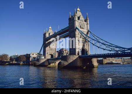 London, Großbritannien 13th. Januar 2022. Tower Bridge an einem klaren, sonnigen Tag. Stockfoto