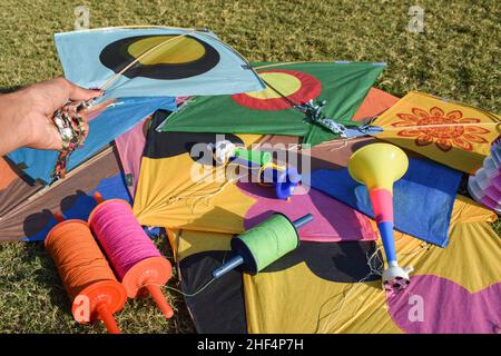 Sankranti Kites Patang fliegen im Freien. Bunte Drachen während des Drachenfestes. Festlichkeiten des Makar sankranti. Drachen auf dem Boden Stockfoto
