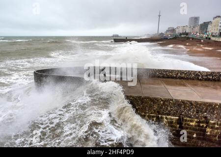 Brighton, 8th 2022. Januar: Bei Flut stürzten die Wellen heute Nachmittag auf den Strand von Brighton und ließen mehrere Tagesausflügler durchnässen Stockfoto