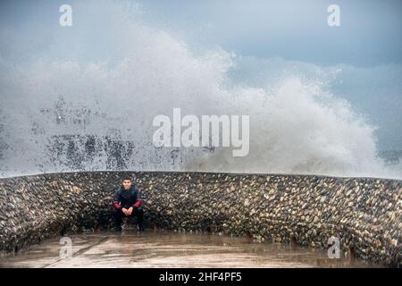 Brighton, 8th 2022. Januar: Bei Flut stürzten die Wellen heute Nachmittag auf den Strand von Brighton und ließen mehrere Tagesausflügler durchnässen Stockfoto