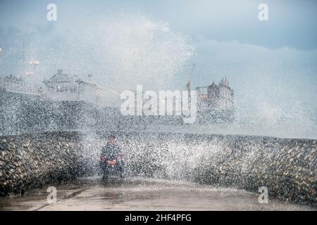 Brighton, 8th 2022. Januar: Bei Flut stürzten die Wellen heute Nachmittag auf den Strand von Brighton und ließen mehrere Tagesausflügler durchnässen Stockfoto