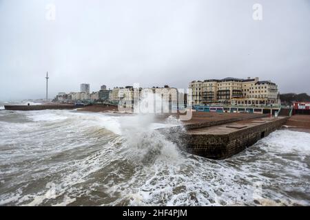 Brighton, 8th 2022. Januar: Bei Flut stürzten die Wellen heute Nachmittag auf den Strand von Brighton und ließen mehrere Tagesausflügler durchnässen Stockfoto