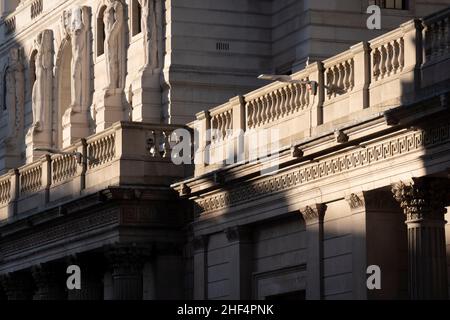 Die Architektur der Bank of England in der City of London, am 12th. Januar 2022, in London, England. Die Bank of England ist die Zentralbank des Vereinigten Königreichs und das Modell, auf dem die meisten modernen Zentralbanken basieren. Sie wurde 1694 gegründet und ist die zweitälteste Zentralbank der Welt. Der Wiederaufbau der Bank durch Sir Herbert Baker, der den Großteil des früheren Gebäudes von Sir John Soane zerstörte, wurde vom Architekturhistoriker Nikolaus Pevsner als „das größte Architekturverbrechen in der City of London des 20. Jahrhunderts“ beschrieben. Stockfoto