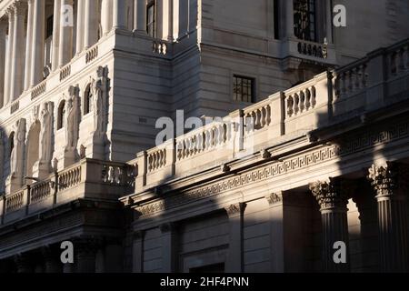 Die Architektur der Bank of England in der City of London, am 12th. Januar 2022, in London, England. Die Bank of England ist die Zentralbank des Vereinigten Königreichs und das Modell, auf dem die meisten modernen Zentralbanken basieren. Sie wurde 1694 gegründet und ist die zweitälteste Zentralbank der Welt. Der Wiederaufbau der Bank durch Sir Herbert Baker, der den Großteil des früheren Gebäudes von Sir John Soane zerstörte, wurde vom Architekturhistoriker Nikolaus Pevsner als „das größte Architekturverbrechen in der City of London des 20. Jahrhunderts“ beschrieben. Stockfoto