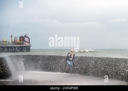 Brighton, 8th 2022. Januar: Bei Flut stürzten die Wellen heute Nachmittag auf den Strand von Brighton und ließen mehrere Tagesausflügler durchnässen Stockfoto