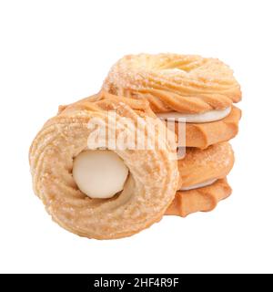 Ringförmige Buttergebäck mit Butterbrot und cremiger Füllung, mit Zucker bestreut Stockfoto