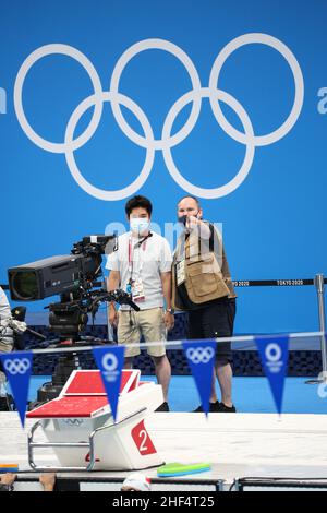 26th. JULI 2021 - TOKIO, JAPAN: Produktionsassistent und Fotograf, der während des Schwimmens bei den Olympischen Spielen 2020 in Tokio in meine Richtung zeigt Stockfoto