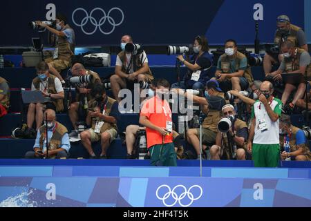 26th. JULI 2021 - TOKIO, JAPAN: Fotografen während einer Schwimmstunde bei den Olympischen Spielen 2020 in Tokio (Foto: Mickael Chavet/RX) Stockfoto