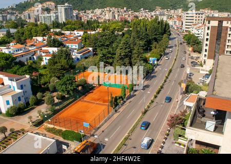 Montenegro - Budva: 6. September 2021: Luftaufnahme der Stadt Budva mit Straßenverkehr. Hauptstraße der touristischen Stadt mit Wohngebäuden Stockfoto
