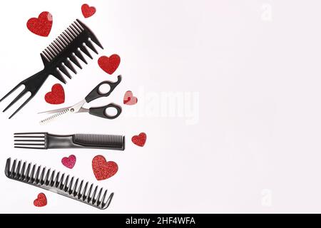 Valentinstag weißen Hintergrund mit Friseur-Tools und roten Herzen. Salon-Accessoires Stockfoto