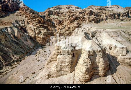 Qumran-Höhlen im Qumran-Nationalpark, Israel Stockfoto