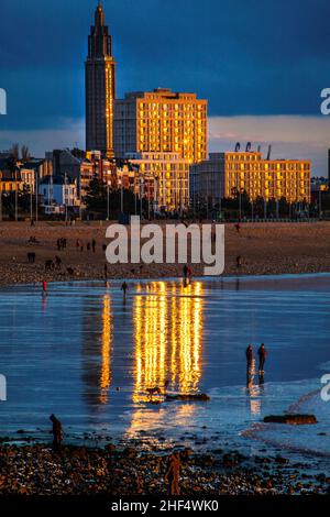 FRANKREICH SEINE-MARITIME (76). LE HAVRE. PANORAMABLICK AUF DAS ZENTRUM DES HAFENS. IN DER MITTE: DER ACHTECKIGE GLOCKENTURM DER KIRCHE SAINT JOSEP Stockfoto