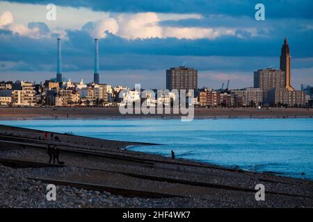 FRANKREICH SEINE-MARITIME (76). LE HAVRE. PANORAMABLICK AUF DAS ZENTRUM DES HAFENS. DER ACHTECKIGE GLOCKENTURM DER KIRCHE ST. JOSEPH (ARCHITEKT: Stockfoto