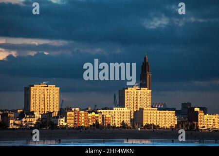 FRANKREICH SEINE-MARITIME (76). LE HAVRE. PANORAMABLICK AUF DAS ZENTRUM DES HAFENS. IN DER MITTE: DER ACHTECKIGE GLOCKENTURM DER KIRCHE SAINT JOSEP Stockfoto