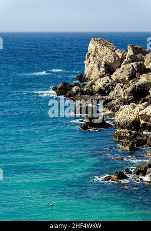 Malerische Aussicht auf Anchor Bay - Mellieha, Malta. Seascape, Northwest Malta, Anchor Bay, Sweethaven. Stockfoto