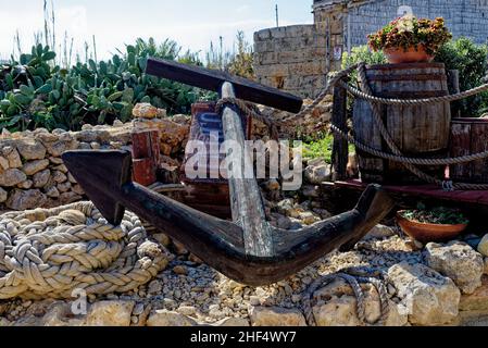 Malta - großer Anker in Popeye Village in Anchor Bay - Sweethaven Village. 1st vom Februar 2016 Stockfoto