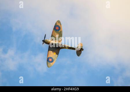 Supermarine Spitfire MkI P9374. Schlacht von Großbritannien Kriegszeit Spitfire Kampfflugzeug, fliegen in einem sonnigen Sommerhimmel mit klassischer elliptischer Flügelform Stockfoto