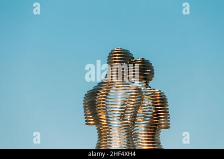 Batumi, Adjara, Georgia. Bewegte Metallskulptur von georgischen Bildhauer Tamara Kvesitadze im Jahr 2007, mit dem Titel man and Woman or Ali and Nino. Stockfoto