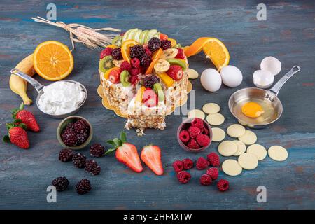 Fruchtkuchen-Herstellung Stufen. Der Prozess der Herstellung des Kuchens. Mehl zu den geschlagenen Eiern mit Zucker geben. Der Prozess der Herstellung eines Kuchens mit Banane und Stroh Stockfoto