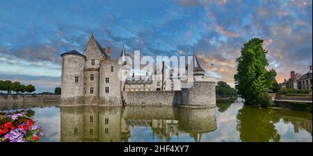 Der Château de Sully-sur-Loire (1560–1641) und sein Graben. Sully-sur-Loire, Centre-Val de Loire, Frankreich. Die château war der Sitz des Herzogs von Sully, Stockfoto