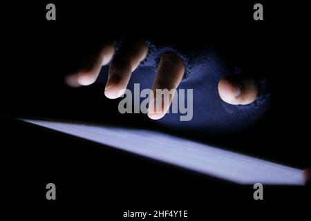 Nahaufnahme von Hacker-Hand stehlen Daten von digitalen Tablet Stockfoto