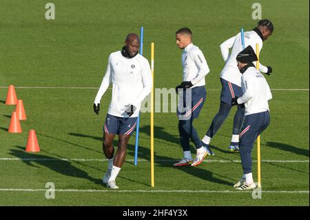 Saint Germain En Laye, Frankreich. 14th Januar 2022. Der portugiesische Mittelfeldspieler Danilo Pereira (L) von Paris Saint Germain und der französische Verteidiger Colin Dagba (C) von Paris Saint Germain laufen am 14. Januar 2022 während der Trainingseinheit des PSG im Ooroderoo Centre in Saint Germain en Laye bei Paris. Foto von Daniel Derajinski/ABACAPRESS.COM Quelle: Abaca Press/Alamy Live News Stockfoto