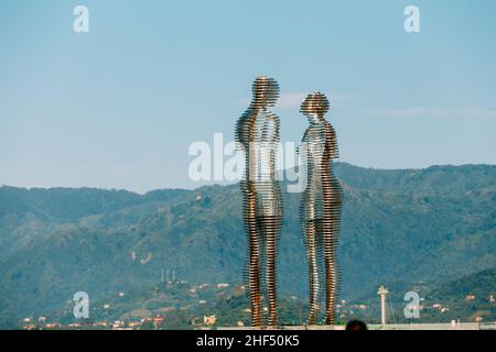 Batumi, Adjara, Georgia. Bewegte Metallskulptur von georgischen Bildhauer Tamara Kvesitadze im Jahr 2007, mit dem Titel man and Woman or Ali and Nino. Stockfoto