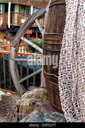 Vintage - Details von Wooden Wagon Wheel - Popeye Village in Anchor Bay - Sweethaven Village - Malta. 1st vom Februar 2016 Stockfoto