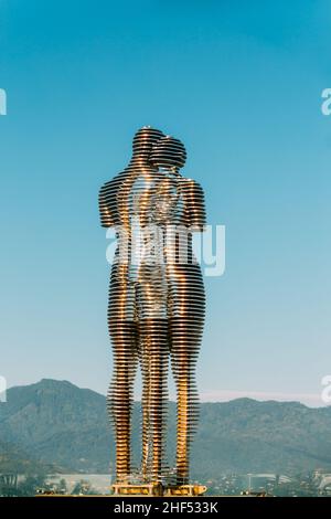 Batumi, Adjara, Georgia. Bewegte Metallskulptur von georgischen Bildhauer Tamara Kvesitadze im Jahr 2007, mit dem Titel man and Woman or Ali and Nino. Stockfoto