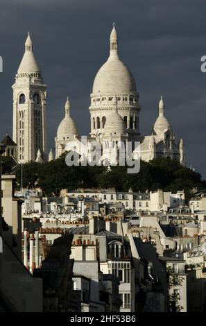 FRANKREICH. PARIS. BLICK AUF DIE BASILIKA SACR-CIUR SEIT DEN DÄCHERN VON PARIS, 18TH BEZIRK Stockfoto