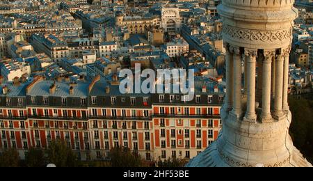 FRANKREICH. PARIS (75) 18TH ARR. DÄCHER VON PARIS, BLICK VON DER KUPPEL DER BASILIKA DES HEILIGEN HERZENS VON MONTMARTRE Stockfoto